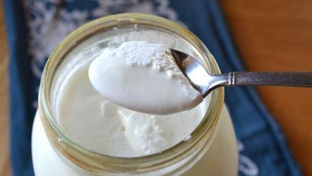 Cucinare lo yogurt in una pentola a cottura lenta: ricetta con foto passo passo