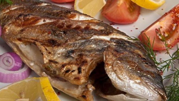 오븐에 구운 도라도 : 호일에 담긴 생선 요리법 야채와 함께 도라도를 아름답게 묘사하는 방법